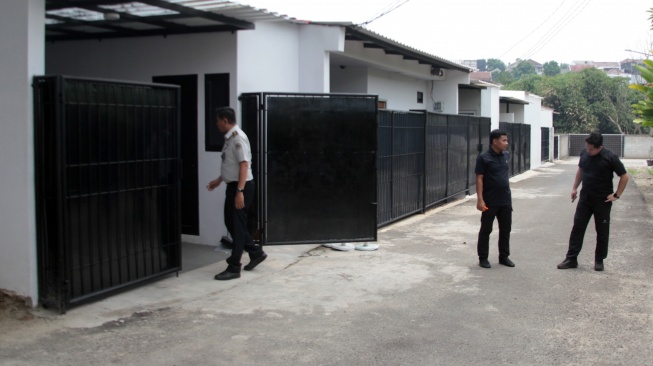 Petugas berjaga di depan rumah yang sebelumnya diperiksa secara mendadak oleh Ombudsman RI di Lapas Kelas IIA Cibinong, Kabupaten Bogor, Jawa Barat, Kamis (24/9/2026). [ANTARA FOTO/Yulius Satria Wijaya/kye]

