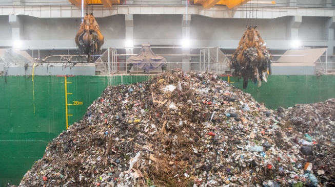 Operator mengoperasikan crane untuk mengangkut sampah menuju tungku pembakaran di tempat Pengolahan Sampah Menjadi Energi Listrik (PSEL) Keramasan, Kertapati, Palembang, Sumatera Selatan, Kamis (24/9/2026). [ANTARA FOTO/Nova Wahyudi/sgd]