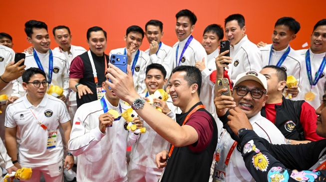 Wamenpora Taufik Hidayat (tengah) berswafoto dengan sejumlah pebulu tangkis putra Indonesia usai seremoni pemenang nomor beregu putra Asian Games Aichi Nagoya 2026 di Ichinomiya City Municipal Gymnasium, Nagoya, Aichi, Jepang, Kamis (24/9/2026). [ANTARA FOTO/Fauzan/app/bar]
