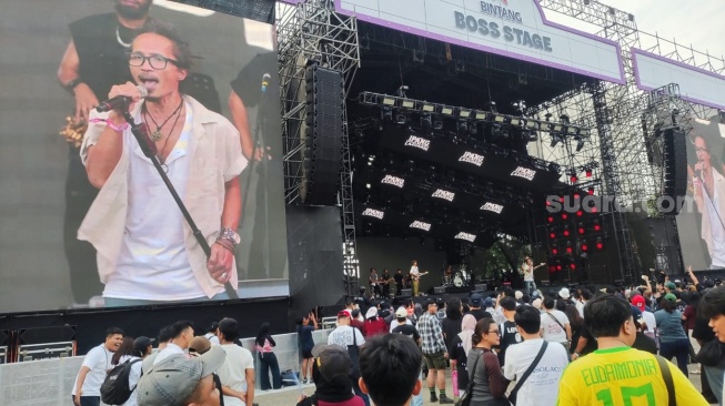 Penyanyi Ipang Lazuardi tampil membawakan lagu-lagu hits di Boss Stage PestaPora 2026, JIExpo Kemayoran, Jakarta Pusat, Jumat (25/9/2026). (Suara.com/Ferry Noviandi)