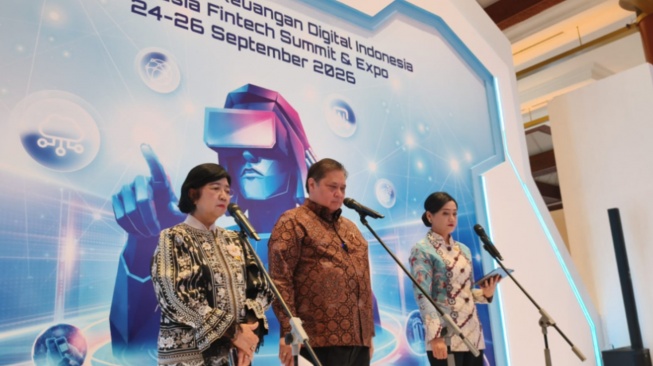 Gubernur Bank Indonesia Destry Damayanti, Menteri Koordinator Bidang Perekonomian Airlangga Hartarto, dan Ketua Dewan Komisioner OJK Friderica Widyasari Dewi saat sesi doorstop usai pembukaan FEKDI x IFSE 2026 di Jakarta, Kamis (24/9/2026). (Suara.com/Mohammad Rhadzaki Ramadhan) 