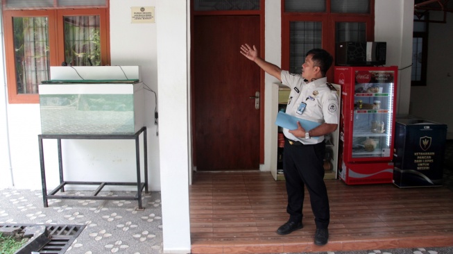 Petugas menunjukkan rumah yang sebelumnya diperiksa secara mendadak oleh Ombudsman RI di Lapas Kelas IIA Cibinong, Kabupaten Bogor, Jawa Barat, Kamis (24/9/2026). [ANTARA FOTO/Yulius Satria Wijaya/kye]