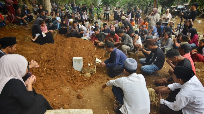 Sejumlah keluarga dan kerabat berdoa di pusara anak buah kapal (ABK) Arupadhatu 1, Surakman, seusai pemakaman di Tempat Pemakaman Umum (TPU) Ki Demang, Kampung Pagedongan, Carita, Kabupaten Pandeglang, Banten, Kamis (24/9/2026). [ANTARA FOTO/Rikardo/pma/kye] 