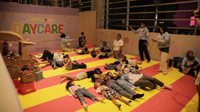 Pengunjung beraktivitas di Festival Musik Pestapora 2026 di JIExpo Kemayoran, Jakarta, Jumat (25/9/2026). [Suara.com/Alfian Winanto]