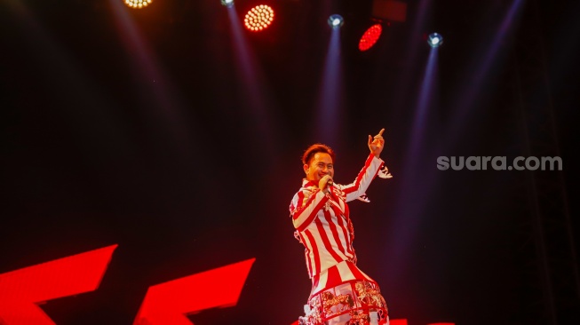 Penyanyi Nassar tampil membawakan lagunya pada festival musik Pestapora 2026 di JIExpo Kemayoran, Jakarta, Jumat (25/9/2026). [Suara.com/Alfian Winanto]