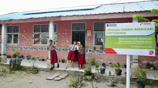 Program SEB, Pertamina NRE Hadirkan Energi Surya dan Air Bersih di SD Gunung Bayu Simalungun