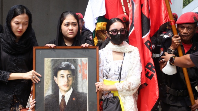 Keluarga dan Satgas Cakra Buana PDI Perjuangan membawa keranda jenazah Mohammad Guruh Irianto Soekarnoputra untuk dimakamkan di TPU Karet Bivak, Jakarta, Sabtu (26/9/2026). [ANTARA FOTO/Muhammad Iqbal/nym]