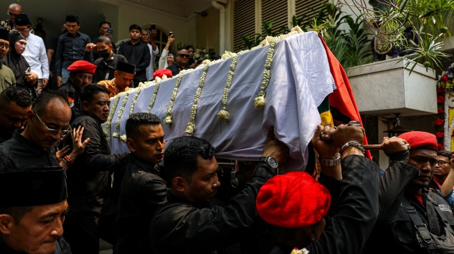 Sejumlah Satgas Cakra Buana PDI Perjuangan membawa jenazah Mohammad Guruh Irianto Soekarnoputra usai disemayamkan di Jalan Sriwijaya Raya, Kebayoran Baru, Jakarta, Sabtu (26/9/2026). [ANTARA FOTO/Darryl Ramadhan/nz]