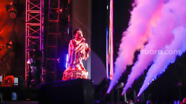 Penyanyi Nassar tampil membawakan lagunya pada festival musik Pestapora 2026 di JIExpo Kemayoran, Jakarta, Jumat (25/9/2026). [Suara.com/Alfian Winanto]