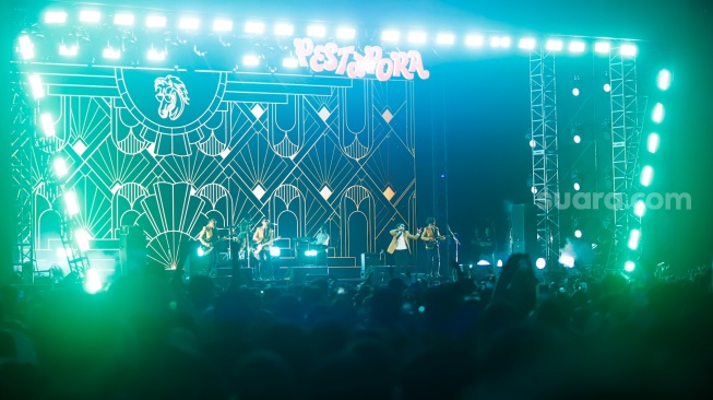 Grup band The Changcuters tampil membawakan lagu pada festival musik Pestapora 2026 di JIExpo Kemayoran, Jakarta, Jumat (25/9/2026). [Suara.com/Alfian Winanto]