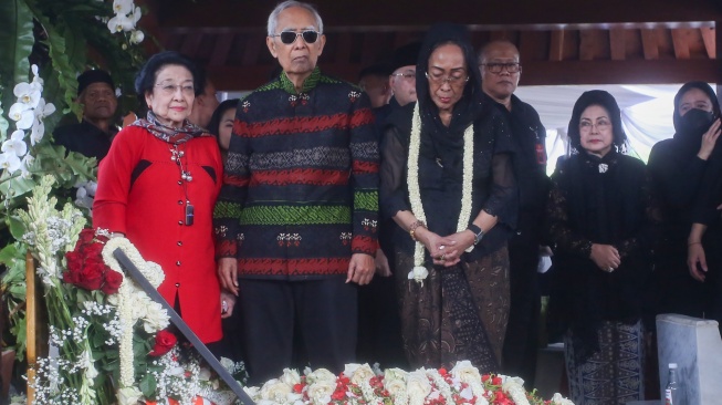Presiden kelima RI Megawati Soekarnoputri (kiri) bersama Guntur Soekarnoputra (tengah) dan Sukmawati Soekarnoputri (ketiga kiri) memberikan penghormatan terakhir usai prosesi pemakaman Mohammad Guruh Irianto Soekarnoputra di TPU Karet Bivak, Jakarta, Sabtu (26/9/2026). [ANTARA FOTO/Muhammad Iqbal/nym]