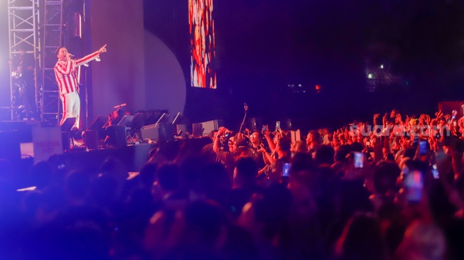 Penyanyi Nassar tampil membawakan lagunya pada festival musik Pestapora 2026 di JIExpo Kemayoran, Jakarta, Jumat (25/9/2026). [Suara.com/Alfian Winanto]