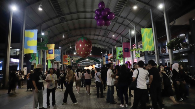 Pengunjung beraktivitas di Festival Musik Pestapora 2026 di JIExpo Kemayoran, Jakarta, Jumat (25/9/2026). [Suara.com/Alfian Winanto]