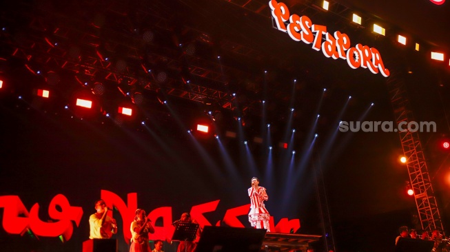 Penyanyi Nassar tampil membawakan lagunya pada festival musik Pestapora 2026 di JIExpo Kemayoran, Jakarta, Jumat (25/9/2026). [Suara.com/Alfian Winanto]