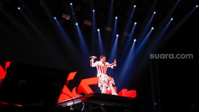 Penyanyi Nassar tampil membawakan lagunya pada festival musik Pestapora 2026 di JIExpo Kemayoran, Jakarta, Jumat (25/9/2026). [Suara.com/Alfian Winanto]