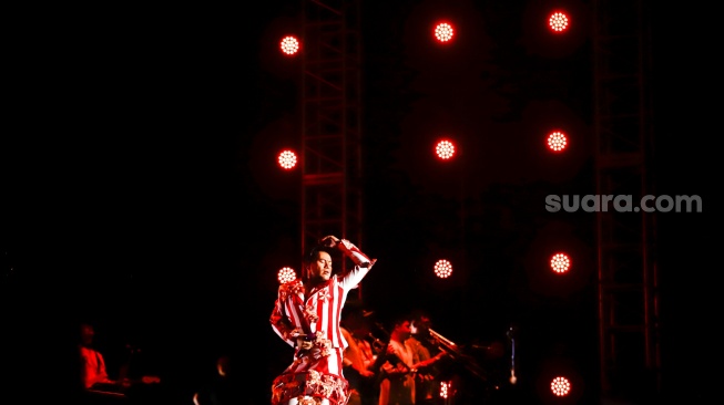 Penyanyi Nassar tampil membawakan lagunya pada festival musik Pestapora 2026 di JIExpo Kemayoran, Jakarta, Jumat (25/9/2026). [Suara.com/Alfian Winanto]