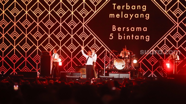 Grup band The Changcuters tampil membawakan lagu pada festival musik Pestapora 2026 di JIExpo Kemayoran, Jakarta, Jumat (25/9/2026). [Suara.com/Alfian Winanto]