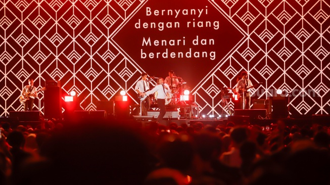 Grup band The Changcuters tampil membawakan lagu pada festival musik Pestapora 2026 di JIExpo Kemayoran, Jakarta, Jumat (25/9/2026). [Suara.com/Alfian Winanto]