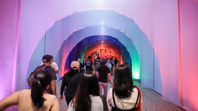 Pengunjung beraktivitas di Festival Musik Pestapora 2026 di JIExpo Kemayoran, Jakarta, Jumat (25/9/2026). [Suara.com/Alfian Winanto]