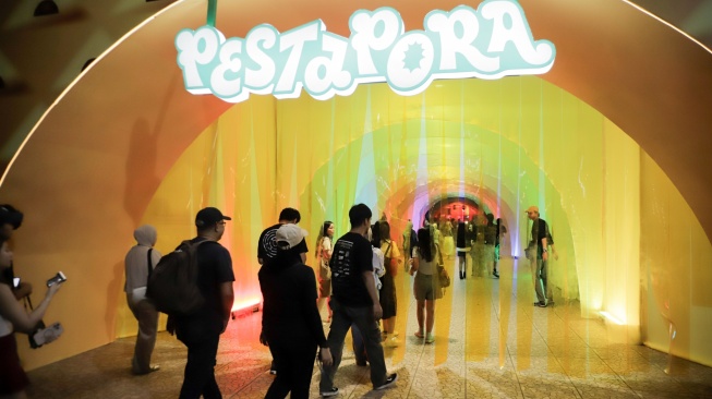Pengunjung beraktivitas di Festival Musik Pestapora 2026 di JIExpo Kemayoran, Jakarta, Jumat (25/9/2026). [Suara.com/Alfian Winanto]