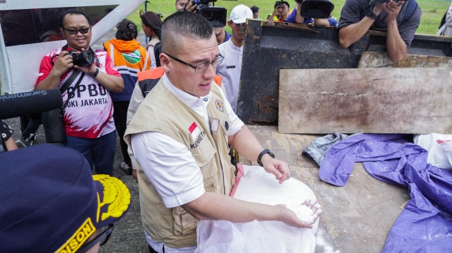 Anggota Komisi C DPRD DKI Jakarta Hardiyanto Kenneth menunjukkan garam halus jenis NaCl bubuk yang digunakan untuk OMC. [Suara.com/Adiyoga]