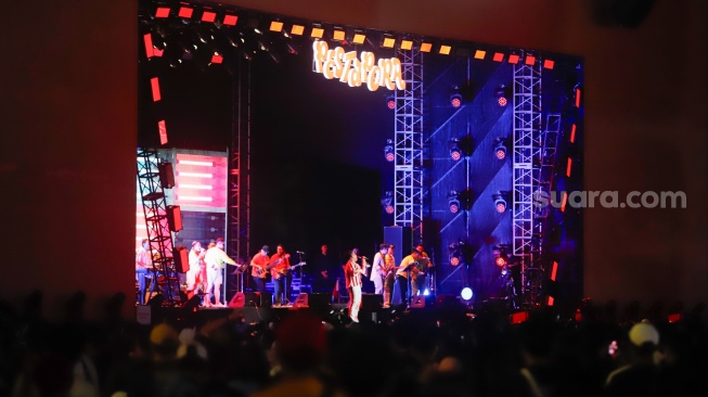 Penyanyi Nassar tampil membawakan lagunya pada festival musik Pestapora 2026 di JIExpo Kemayoran, Jakarta, Jumat (25/9/2026). [Suara.com/Alfian Winanto]