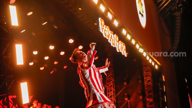 Penyanyi Nassar tampil membawakan lagunya pada festival musik Pestapora 2026 di JIExpo Kemayoran, Jakarta, Jumat (25/9/2026). [Suara.com/Alfian Winanto]