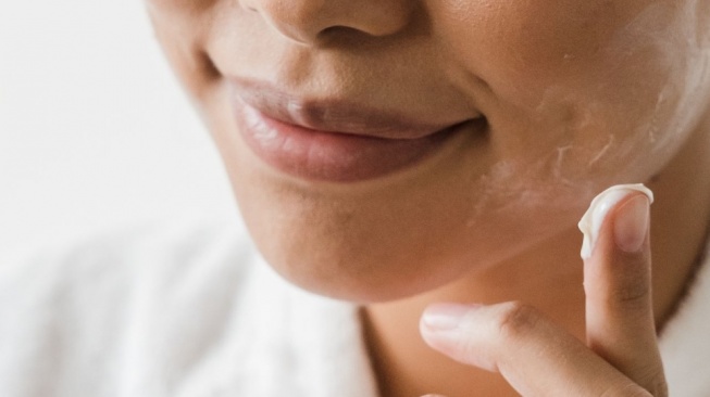 5 Cara Mengatasi Kulit Wajah Makin Berminyak di Siang Hari Setelah Pakai Moisturizer