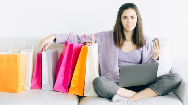 Dari Racun OOTD ke Checkout, Apakah Ini Cara Medsos Dorong Budaya Belanja?