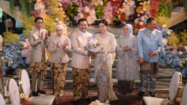 Anak kedua  Melly Goeslaw dan Anto Hoed, Abe Hoed melamar putri Bambang Soesatyo. [Instagram/@raffinagita1717]