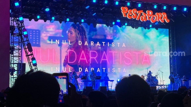 Inul Daratista di panggung Pestapora 2026 hari kedua, 26 September 2026 yang digelar di Jiexpo Kemayoran, Jakarta. [Suara.com/Sumarni]