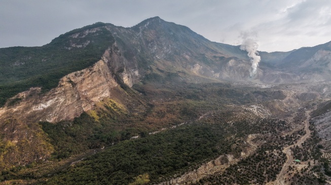 Foto udara kawah Gunung Papandayan di Cisurupan, Kabupaten Garut, Jawa Barat, Minggu (27/9/2026). [ANTARA FOTO/Raisan Al Farisi/sgd]