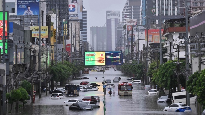 Pemerintah Bangkok menetapkan status zona bencana di 50 distrik akibat banjir dan hujan deras. (SCMP)