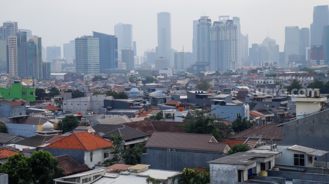 Suasana permukiman padat yang berdampingan dengan gedung-gedung bertingkat di Jakarta, Senin (28/9/2026). [Suara.com/Alfian Winanto]
