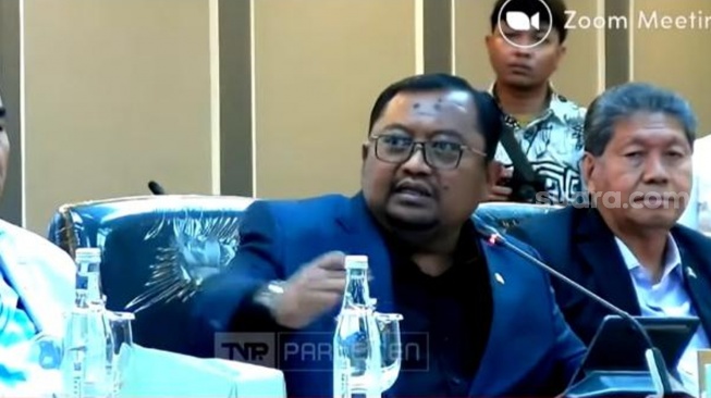 Anggota Komisi XIII DPR RI, Yanuar Arif Wibowo, mencecar Kepala Lembaga Pemasyarakatan (Kalapas) Cibinong nonaktif, Wisnu Hani Putranto, terkait hilangnya sejumlah fasilitas mewah dari klaster hunian di Lapas Cibinong Kelas IIA pascasidak yang dilakukan oleh Ombudsman RI. (tangkap layar)
