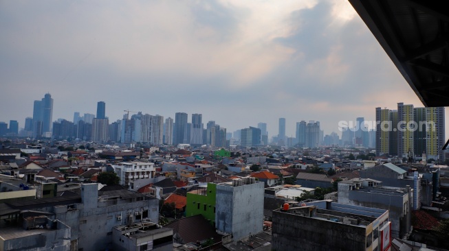 Suasana permukiman padat yang berdampingan dengan gedung-gedung bertingkat di Jakarta, Senin (28/9/2026). [Suara.com/Alfian Winanto]

