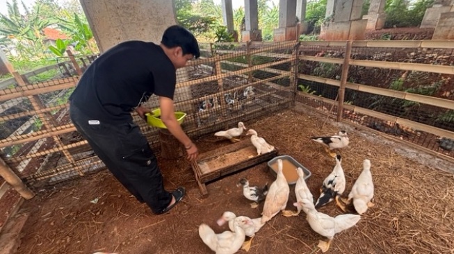 Di Bawah Tol Desari, Kolong Boys Mengajak Anak Muda Berkawan dengan Sampah