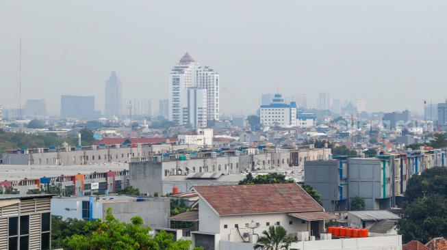 Suasana permukiman padat yang berdampingan dengan gedung-gedung bertingkat di Jakarta, Senin (28/9/2026). [Suara.com/Alfian Winanto]
