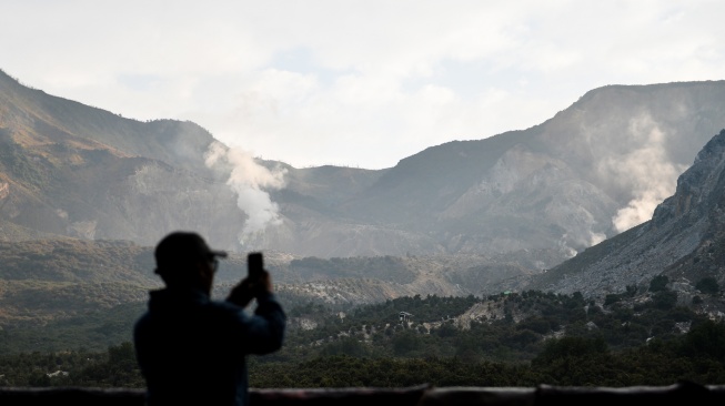 Petugas memantau aktivitas kawah Gunung Papandayan di Cisurupan, Kabupaten Garut, Jawa Barat, Minggu (27/9/2026). [ANTARA FOTO/Raisan Al Farisi/sgd]