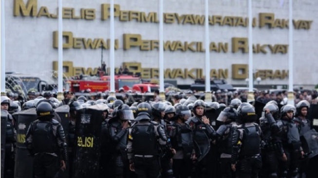 Sejumlah anggota kepolisian berjaga didalam Kompleks Parlemen, Senayan, Jakarta, Kamis (27/8/2026). [ANTARA FOTO/Asprilla Dwi Adha/foc]