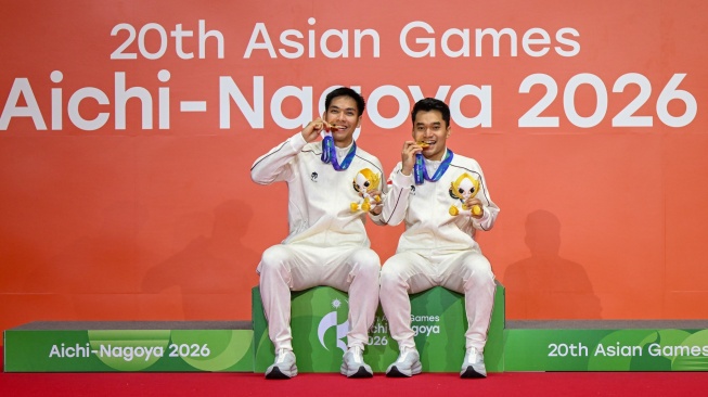 Pebulu tangkis ganda putra Indonesia Leo Carnando (kanan) dan Daniel Marthin (kiri) berfoto bersama medali emasnya usai mengalahkan pebulu tangkis China Liang Wei Keng dan Wang Chang pada final bulu tangkis ganda putra Asian Games 2026 di Ichinomiya City Municipal Gymnasium, Nagoya, Aichi, Jepang, Selasa (29/9/2026).  [ANTARA FOTO/Fauzan/wsj]