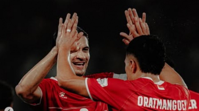 Kevin Diks meminta suporter menghargai perjuangan 10 pemain Indonesia saat menahan imbang Malaysia. (IG Kevin Diks)