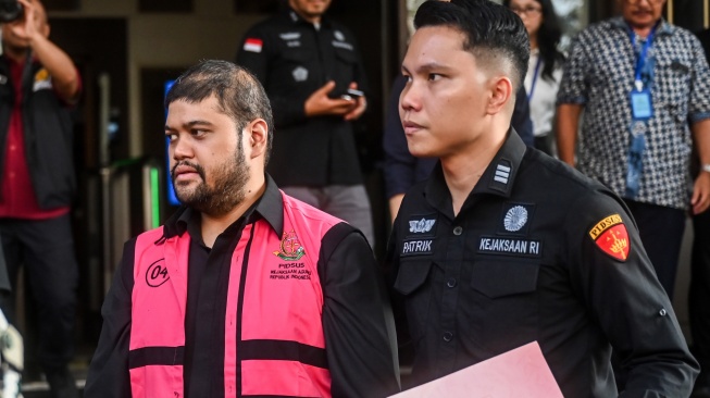 Tersangka kasus dugaan tindak pidana korupsi tata kelola program Makan Bergizi Gratis (MBG) pada Badan Gizi Nasional (BGN) Glory Harimas Sihombing (kiri) berjalan menuju mobil tahanan di Kejaksaan Negeri Jakarta Pusat, Selasa (29/9/2026). [ANTARA FOTO/Rivan Awal Lingga/wsj]