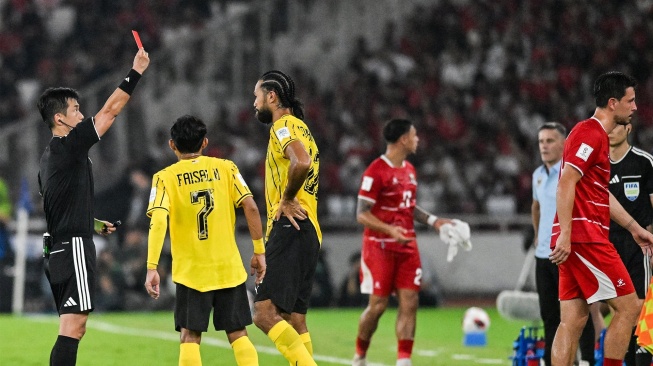 Wasit asal Korea Selatan Ko Hyung-jin (kiri) memberikan kartu merah kepada pesepak bola Timnas Indonesia Thom Haye (kanan) saat melawan Timnas Malaysia pada pertandingan penyisihan Grup A FIFA ASEAN Cup 2026 di Stadion Utama Gelora Bung Karno, Senayan, Jakarta, Senin (28/9/2026). [ANTARA FOTO/Rivan Awal Lingga/app/kye]