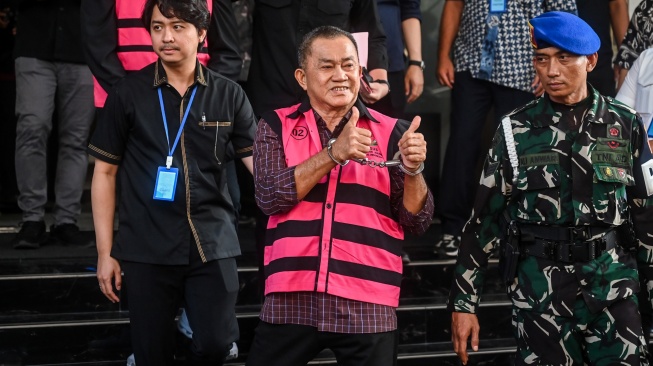 Tersangka kasus dugaan tindak pidana korupsi tata kelola program Makan Bergizi Gratis (MBG) pada Badan Gizi Nasional (BGN) Dadan Hindayana (tengah) berjalan menuju mobil tahanan di Kejaksaan Negeri Jakarta Pusat, Selasa (29/9/2026). [ANTARA FOTO/Rivan Awal Lingga/wsj]