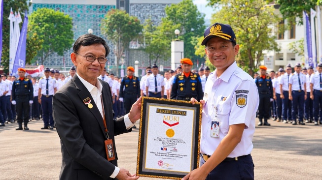 PT Kereta Api Indonesia (Persero) memperingati Hari Ulang Tahun (HUT) ke-81 melalui upacara di Kantor Pusat KAI, Bandung, Senin (28/2026). [Handout]