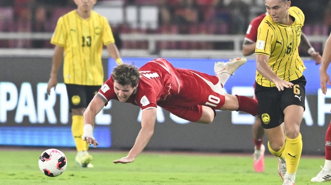 Pesepak bola Tim Nasional Indonesia Ole Romeny (tengah) terjatuh usai berebut bola dengan dibayangi pesepak bola Tim Nasional Malaysia Quentin Cheng (kanan) dalam pertandingan penyisihan Grup A FIFA ASEAN Cup 2026 di Stadion Utama Gelora Bung Karno (SUGBK), Senayan, Jakarta, Senin (28/9/2026). [ANTARA FOTO/M Risyal Hidayat/app/kye]