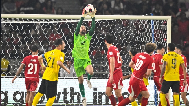 Penjaga gawang Tim Nasional Indonesia Maarten Paes (ketiga kiri) menangkap bola tendangan pesepak bola Tim Nasional Malaysia dalam pertandingan penyisihan Grup A FIFA ASEAN Cup 2026 di Stadion Utama Gelora Bung Karno (SUGBK), Senayan, Jakarta, Senin (28/9/2026). [ANTARA FOTO/M Risyal Hidayat/app/kye]