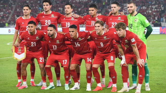 Kesebelasan Tim Nasional Indonesia berpose di depan para jurnalis foto sebelum melawan Tim Nasional Malaysia pada pertandingan penyisihan Grup A FIFA ASEAN Cup 2026 di Stadion Utama Gelora Bung Karno (SUGBK), Senayan, Jakarta, Senin (28/9/2026). [ANTARA FOTO/M Risyal Hidayat/app/kye]