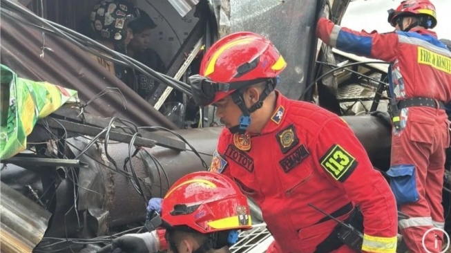 Reklame Roboh Timpa 3 Bangunan di Bandung, 4 Orang Sempat Terjebak